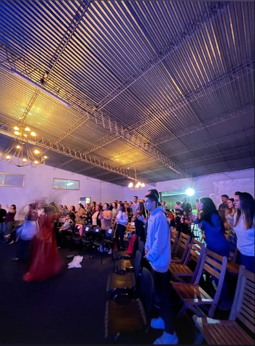 Culto con luz azul en el Ministerio Nuevo Rumbo