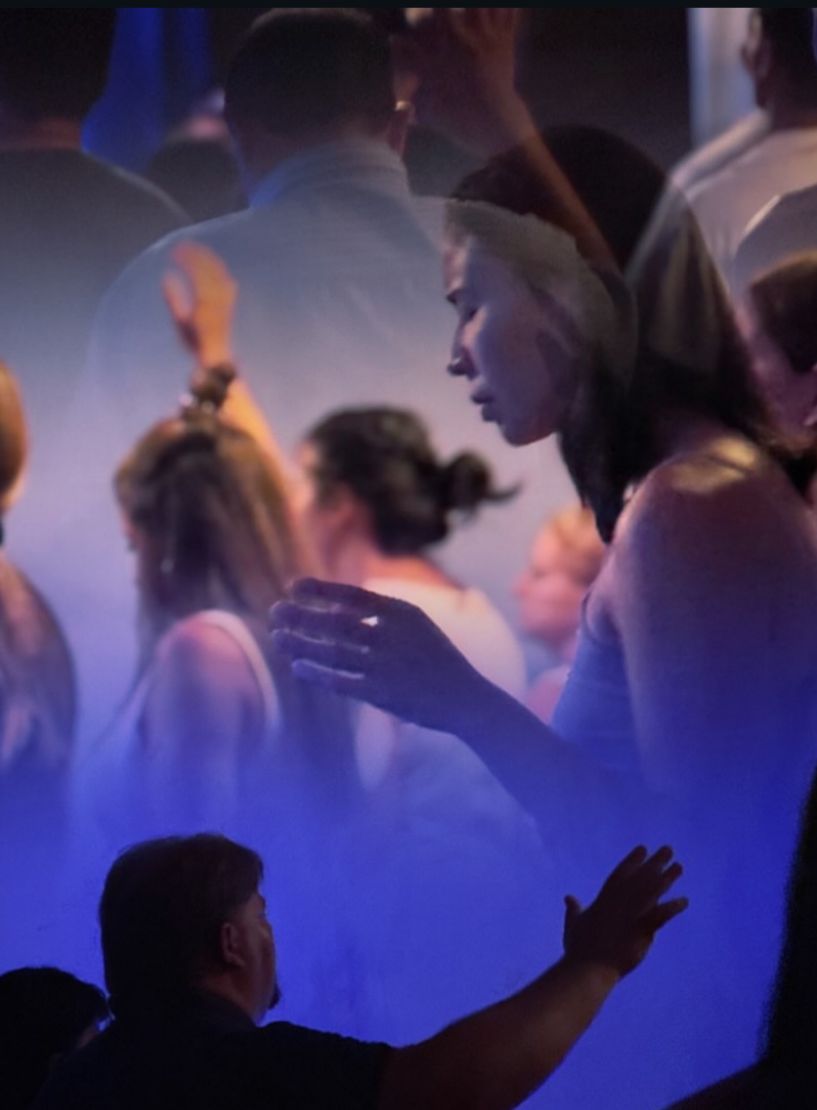 Culto con luz azul en el Ministerio Nuevo Rumbo