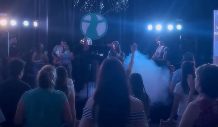 Congregación adorando en el Ministerio Nuevo Rumbo